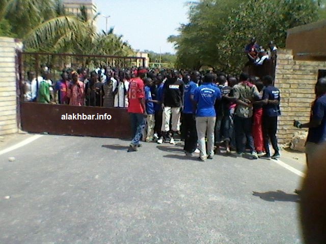 جانب من احتجاجات الطلاب السنغاليين في جامعة كاستن بيرجي قرب مدينة سينلوي السنغالية