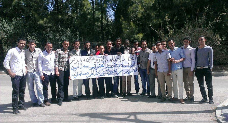الطلبة خلال اعتصامهم قرب مباني السفارة الموريتانية بالجزائر 