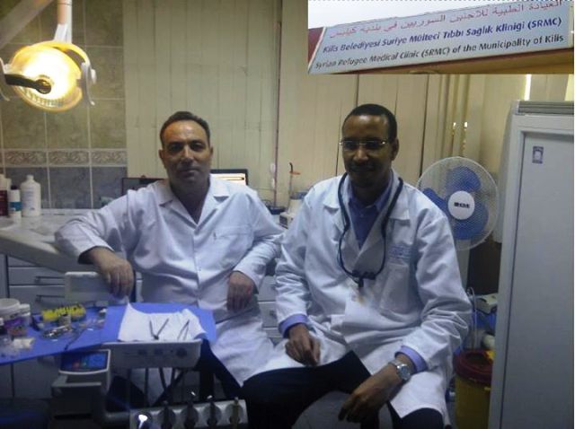 الدكتور عبد الله ولد بيان مع أحد الأطباء السوريين 