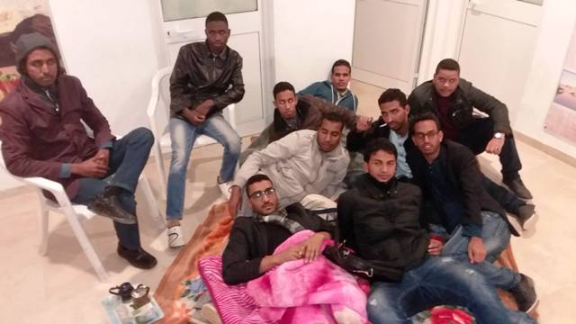 الطلبة خلال اعتصامهم داخل مباني السفارة الموريتانية بتونس 