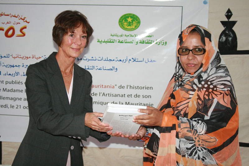 وزيرة الثقافة خلال تسلمها الطبعة الجديدة من "حياة موريتانيا" من السفيرة الألمانية في انواكشوط (الوكالة الرسمية)