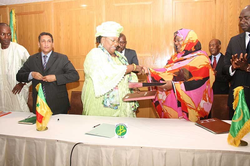 الوزيرتان الموريتانية والسنغالية خلال اختتام الاجتماع المشترك (الوكالة الرسمية)