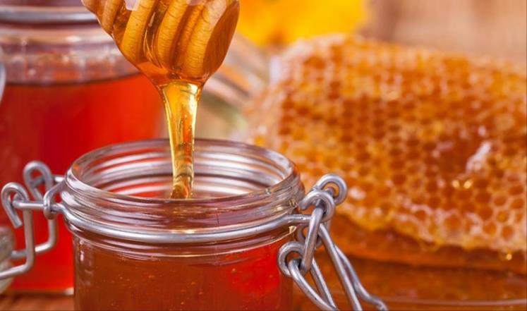 لأطباء ينصحون بتناول العسل المخفف بالماء في الصباح قبل الإفطار أو قبل النوم (دويتشه فيلله)