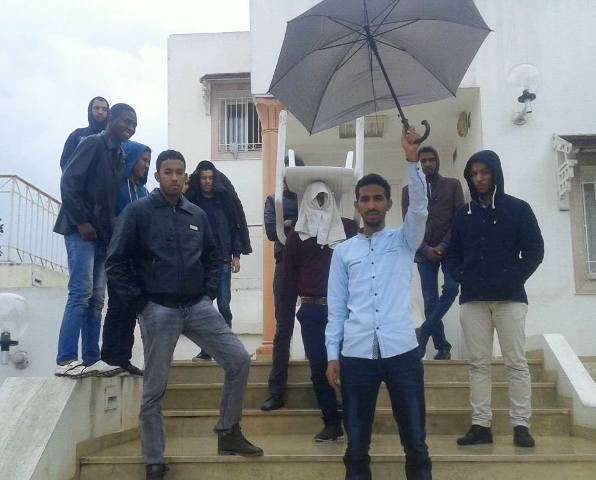 طلبة موريتانيون داخل مباني السفارة الموريتانية في تونس 