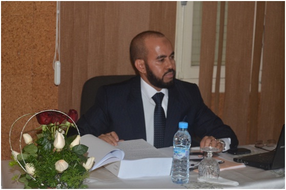 الباحث الموريتاني آَلاَّ بن محمدن بن منيه خلال تقديمه لأطروحته التي نالت ميزة "مشرف جدا"