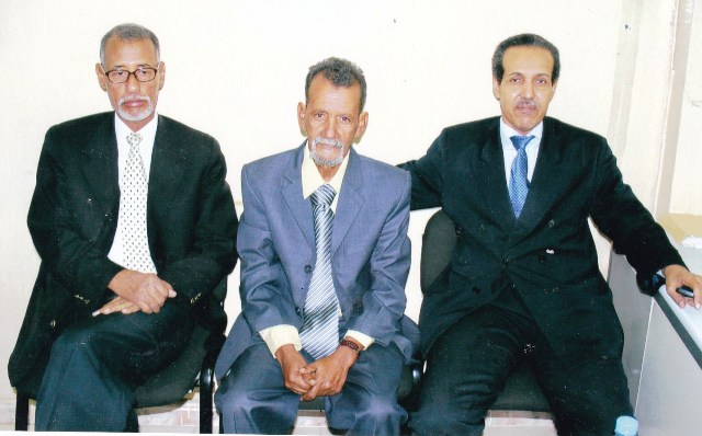 في اليسار محمد يسلم ولد السيد، في الوسط سيدي إبراهيم بن سيدي إبراهيم، في اليمين محمد الحافظ بن محم