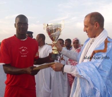 والي لبراكنه عبد الرحمن ولد خطري وهو يسلم كأس البطولة لرئيس الفريق الفائز مساء اليوم (الأخبار) 