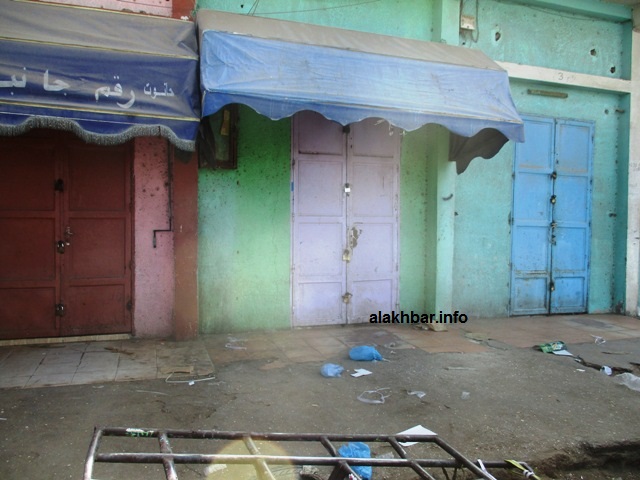 حوانيت "سوق الرزق" بعيد إغلاقها صباح اليوم من طرف أفراد من الشرطة كانوا رقفة موظفي إدارة الضرائب (الأخبار)