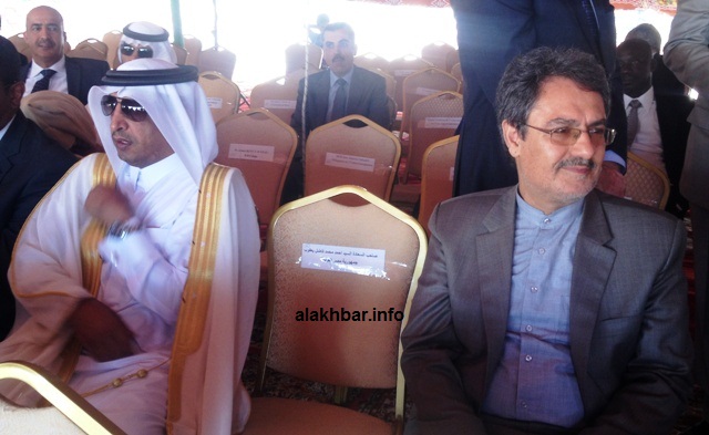 السفيران الإيراني (يمين) والقطري (يسار) وبينهما مقعد السفير المصري الذي غادره بعد دقائق من الجلوس فيه (الأخبار)