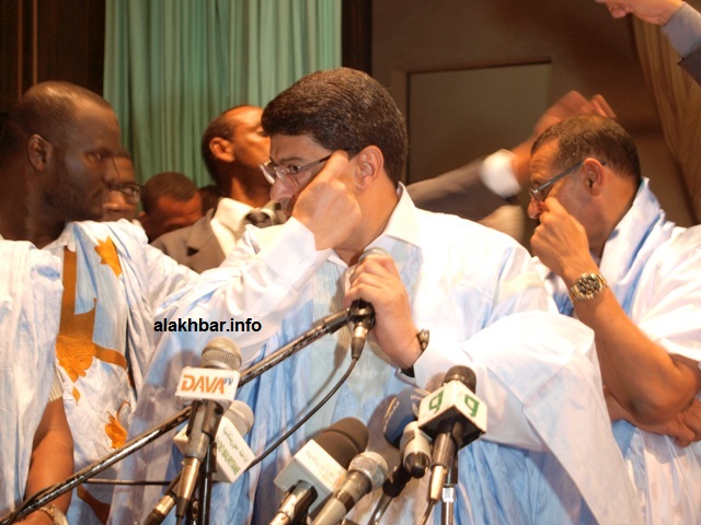 رئيس الحزب الحاكم سيد محمد ولد محم وجها لوجه على منصة الخطابة مع أحد أشهر المهرجين خلال الفترة الأخيرة (الأخبار) 