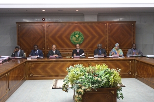 الحكومة الموريتانية المستقيلة خلال اجتماع سابق لها